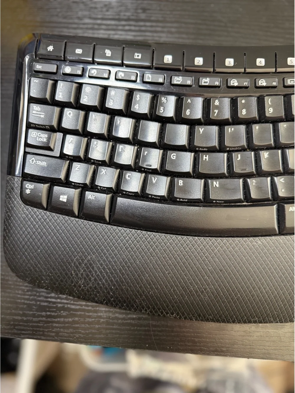 Microsoft Wireless Comfort Keyboard 5000 Ergonomic Keyboard - no dongle